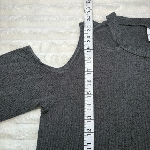 Good American Cold Shoulder Oversized Lightweight Long Sleeve Sweater Gray - Picture 7 of 8